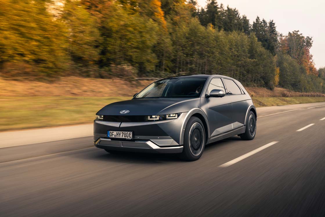 Фото автомобіля Hyundai IONIQ 5 на фоні осінніх дерев